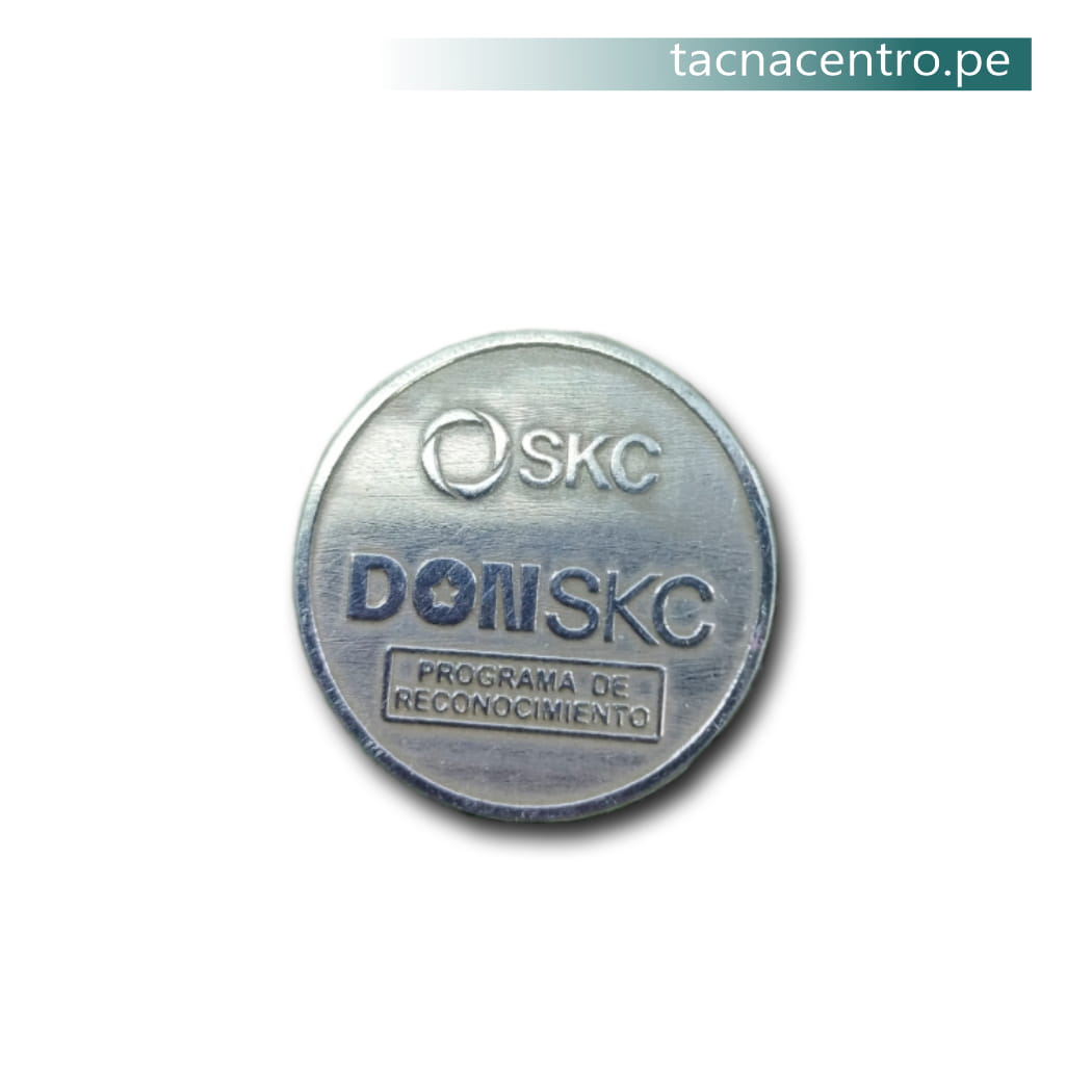 pin plateado y grabado en relieve tacna centro peru